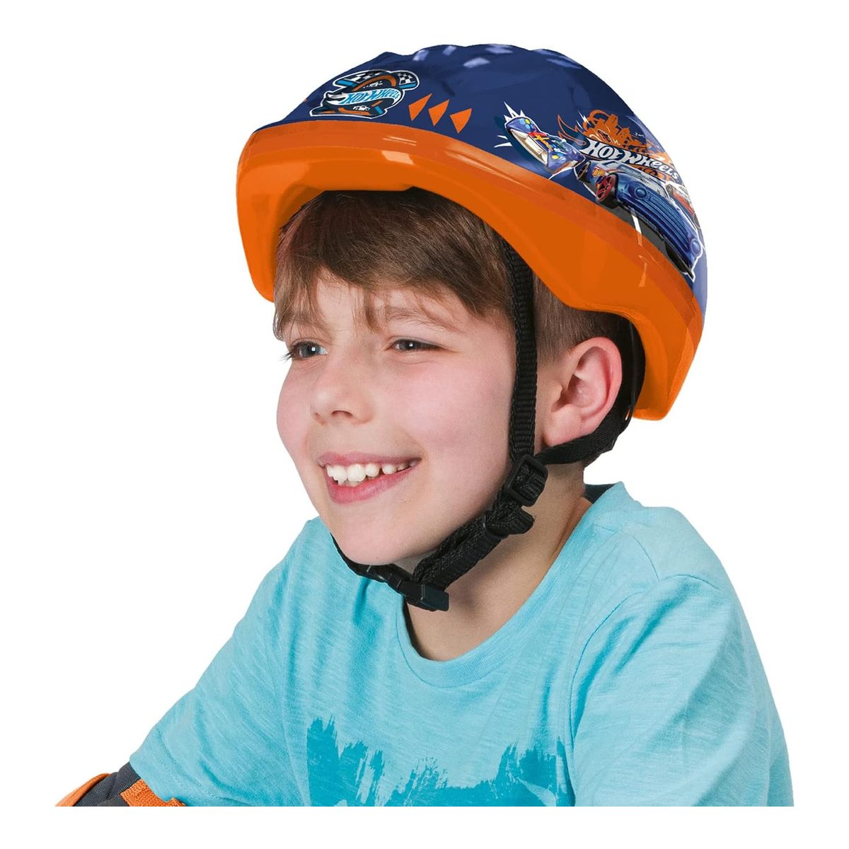 Bambino indossa il casco Hot Wheels per la bici