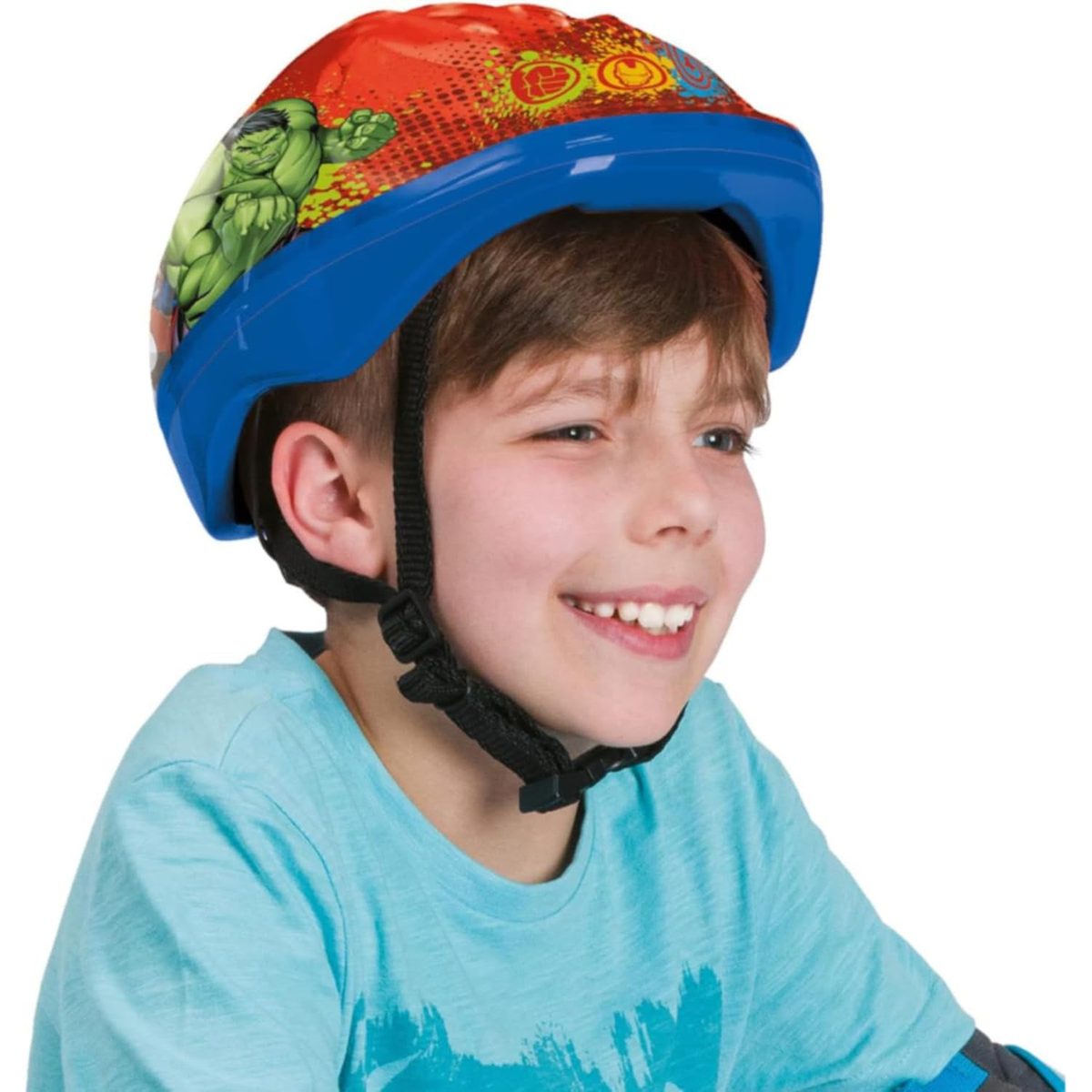 Bambino indossa il casco bici Avengers regolabile