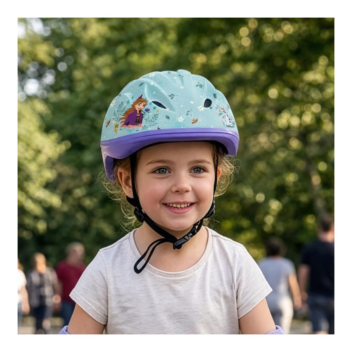Bambina indossa il caschetto Frozen per la bici