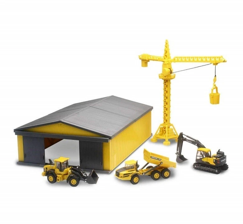 Playset die-cast New Ray Volvo con capanno di stoccaggio, gru a torre con verricello, escavatore EC140E, caricatore L60H e dumper A25G disposti su sfondo bianco