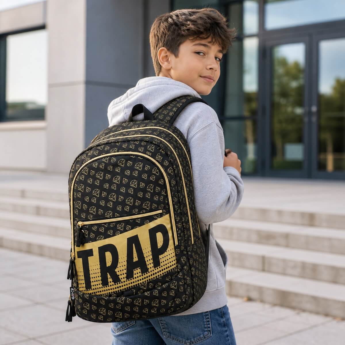 Bambino indossa lo zaino GoPop Trap davanti alla scuola