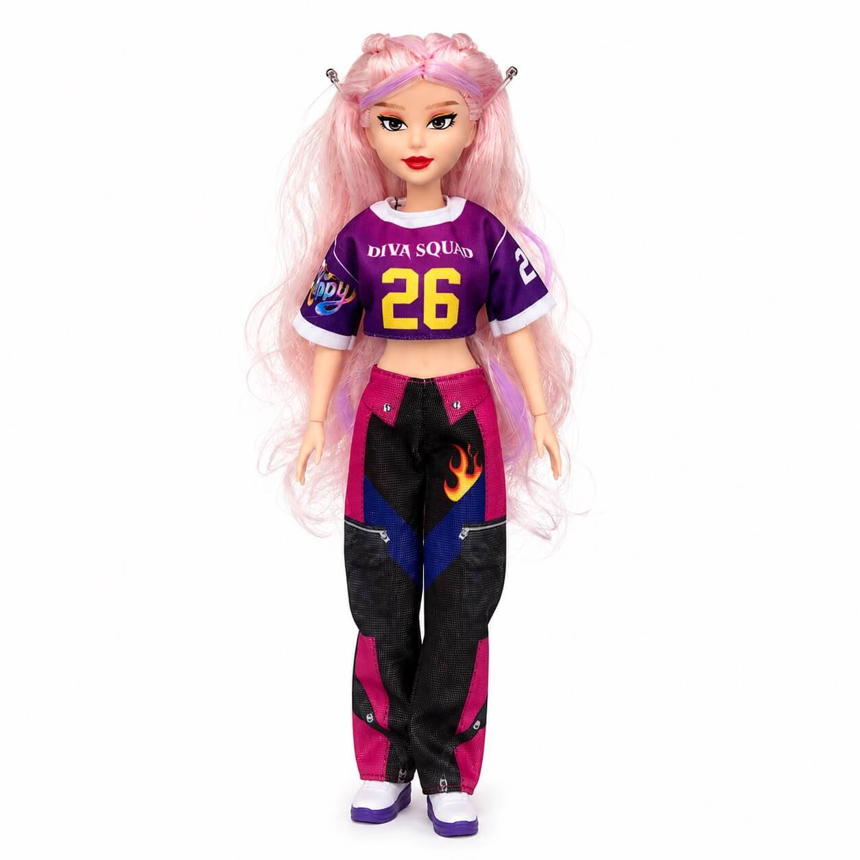 Bambola Luna K-Pop Diva Squad a figura intera con maglia viola Diva Squad 26, pantaloni neri e fucsia e capelli rosa