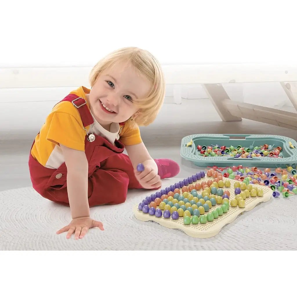 Bambina che gioca con FantaColor Design Bio e i chiodini colorati