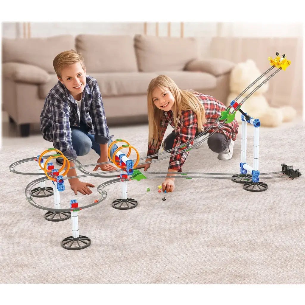 Bambini giocano con la pista per biglie Quercetti Skyrail League