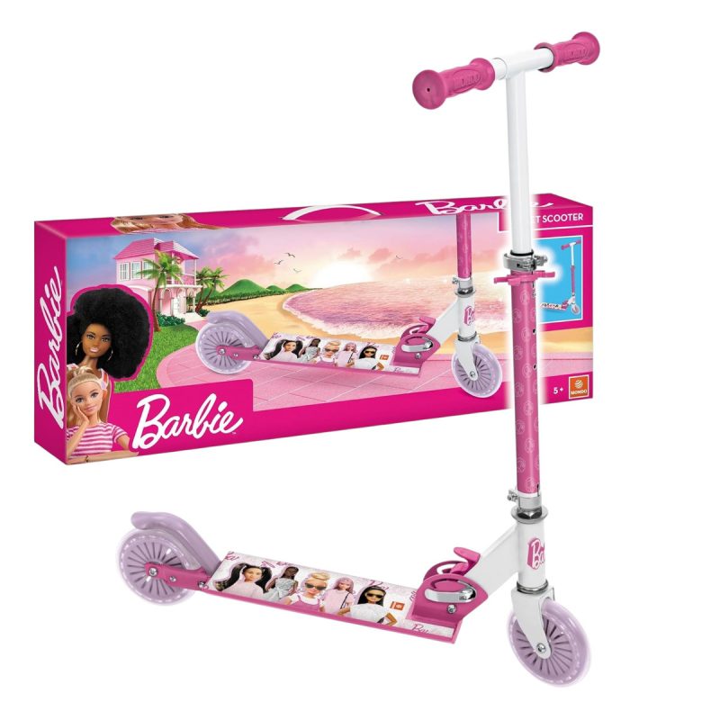 Monopattino Barbie visto di tre quarti accanto alla confezione originale con casa sulla spiaggia