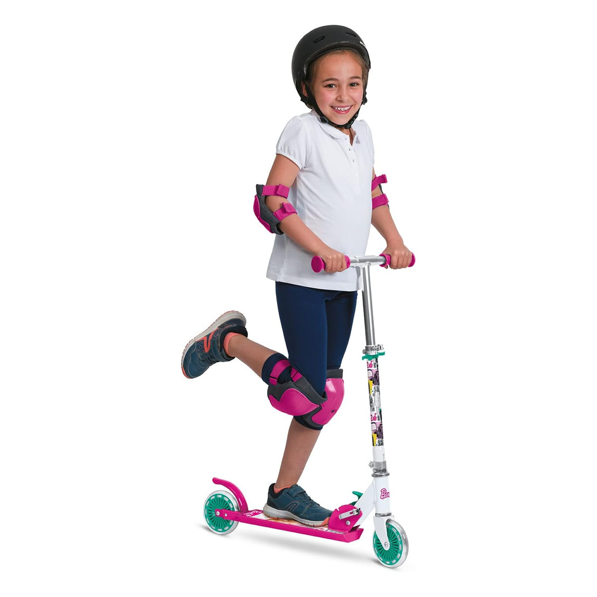 Bambina con casco e protezioni in equilibrio su una gamba sul monopattino sfondo bianco