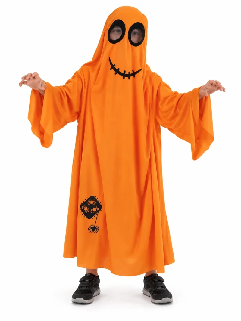 Bambino con costume da fantasma arancione visto di fronte, con occhi a rete, sorriso nero e decorazione di ragni sulla tunica.