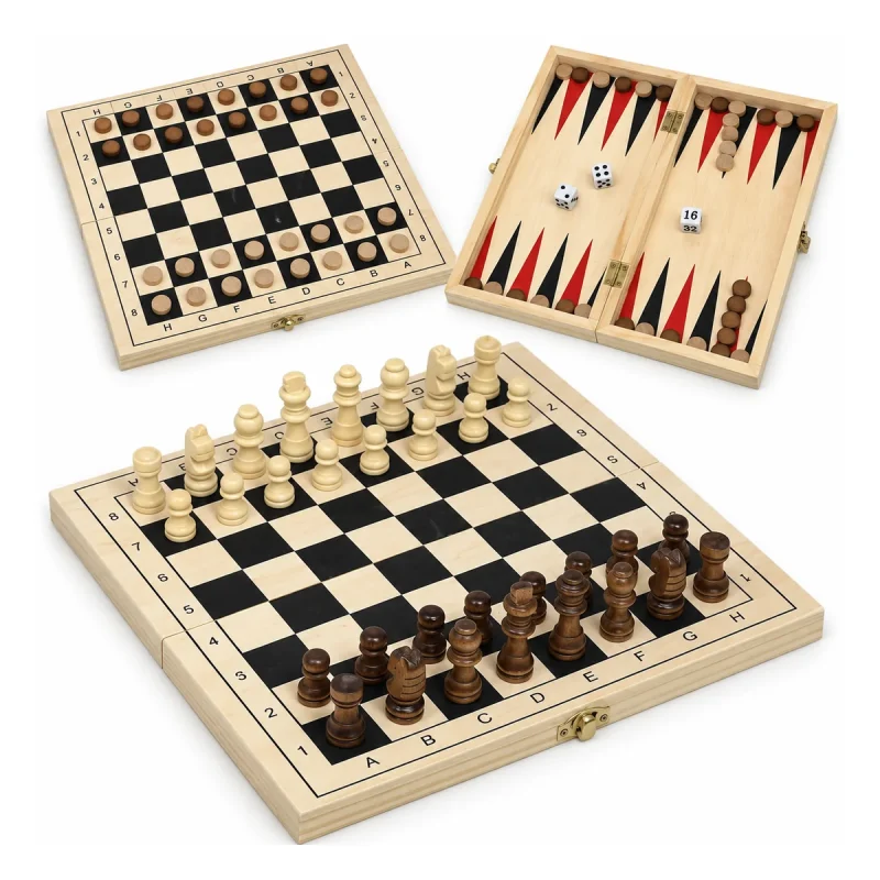 I tre giochi assemblati insieme: dama, backgammon aperto e scacchiera con pezzi
