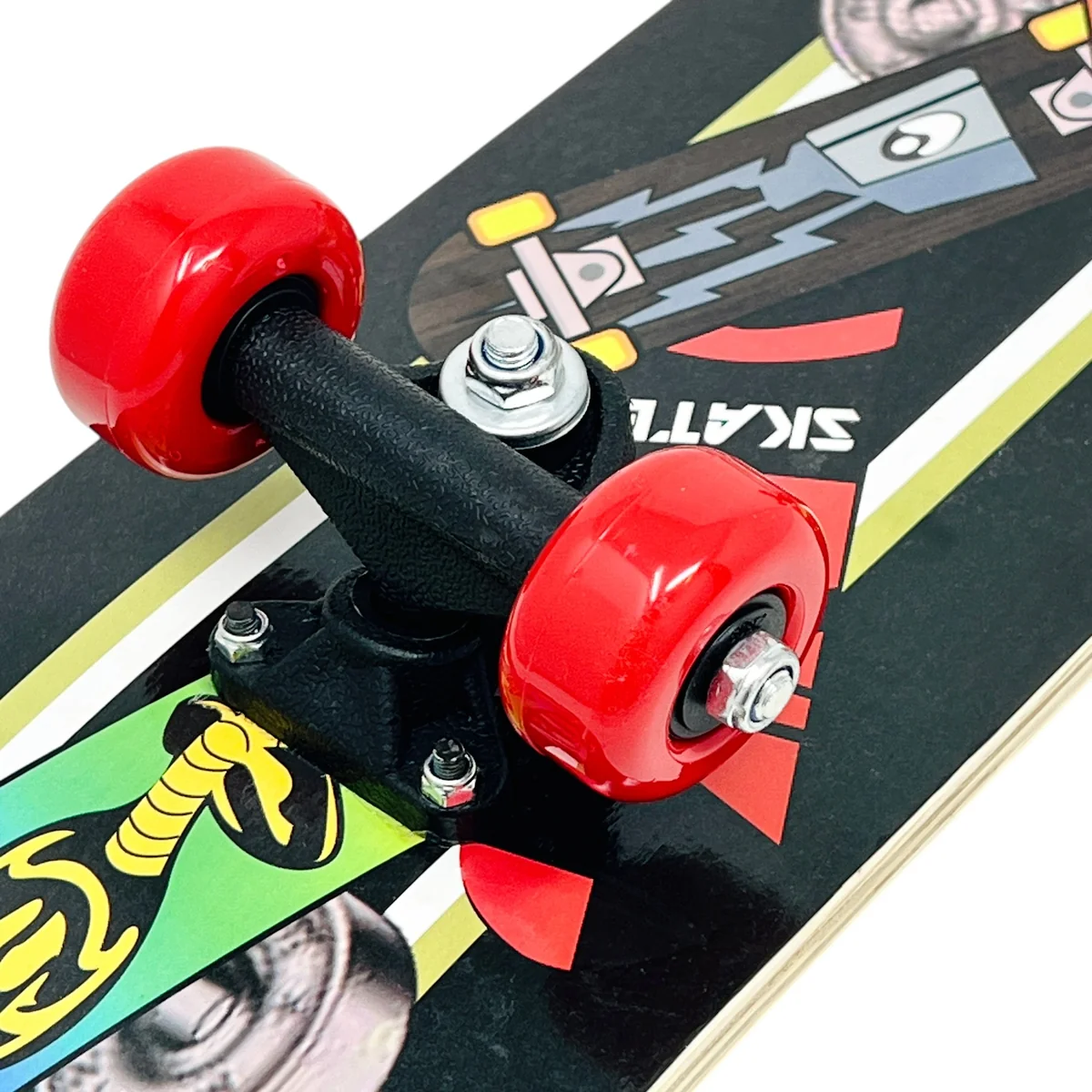 Skateboard bambini in legno, primo piano delle ruote rosse e degli assi neri