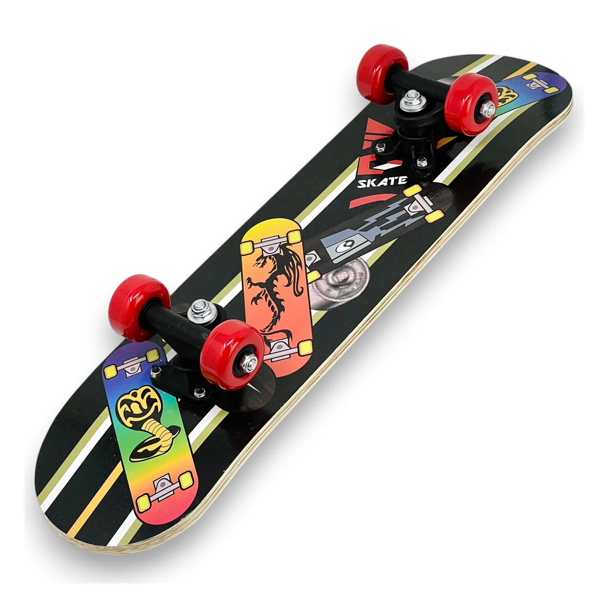 Skateboard in legno inquadrato in diagonale, ruote in primo piano e coda con il serpente sullo sfondo