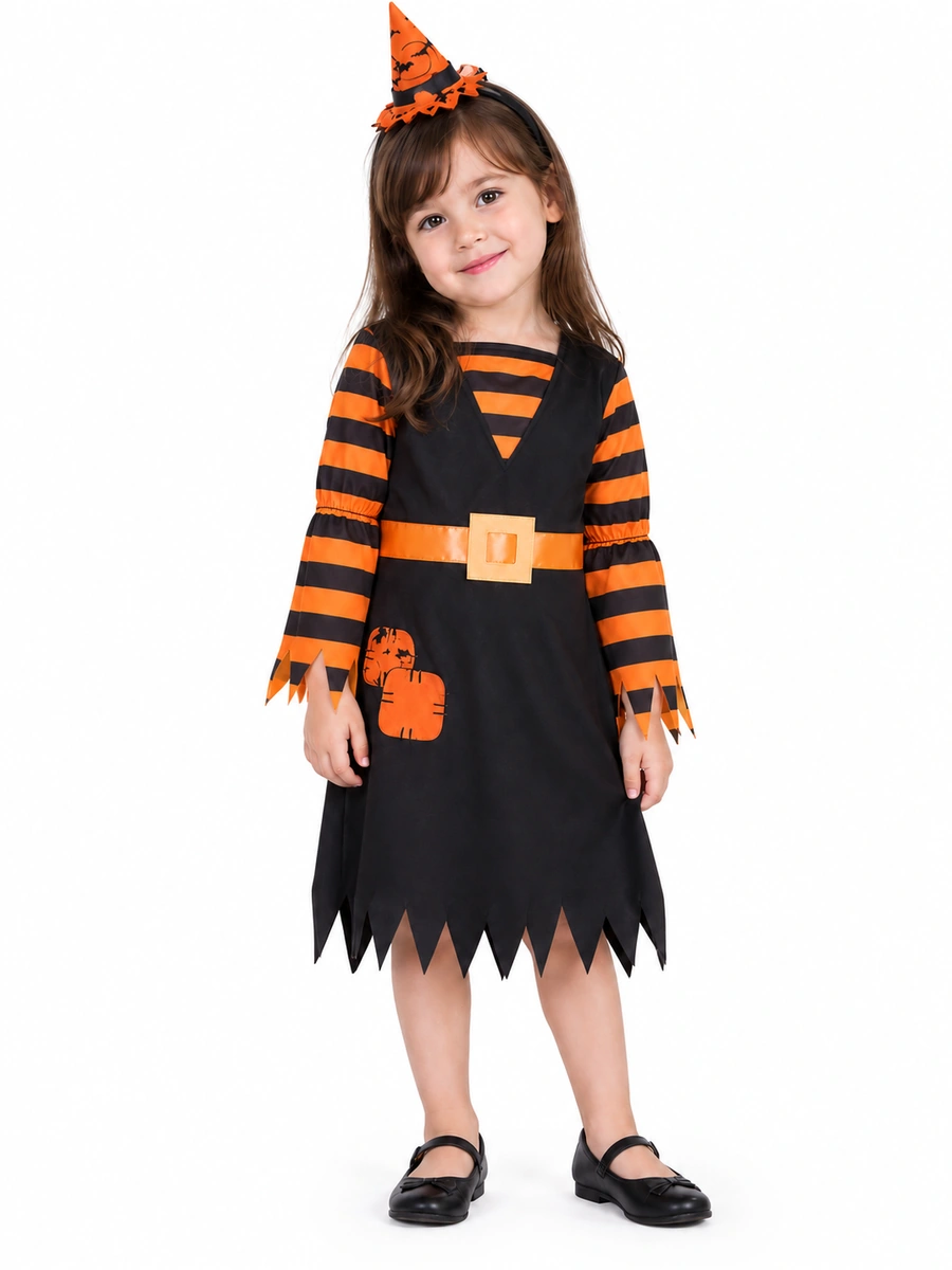 Bambina con costume Witchy Patch visto di fronte, maniche a righe arancioni e nere, cintura e orlo a punte.