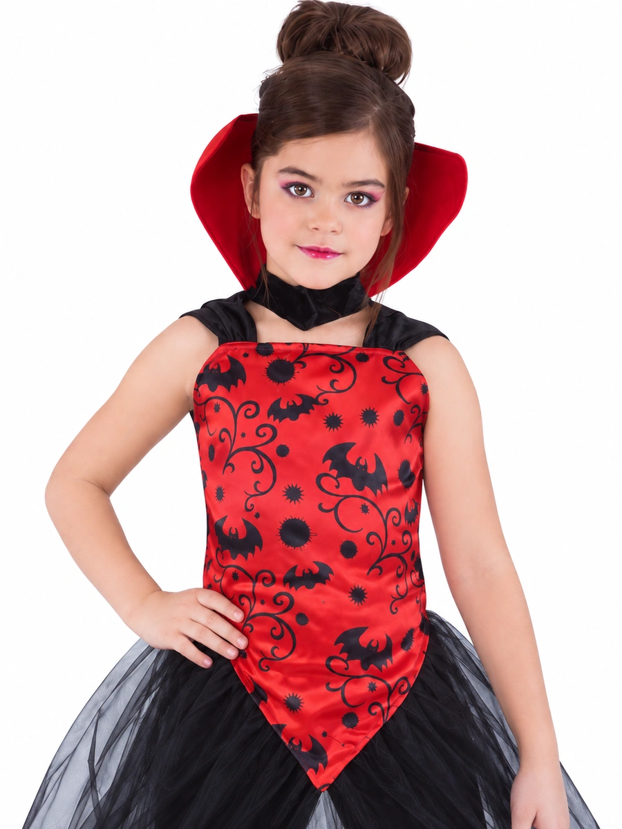 Dettaglio del corpetto rosso con pipistrelli neri e del collo alto del costume da vampira Rubie’s s8348.
