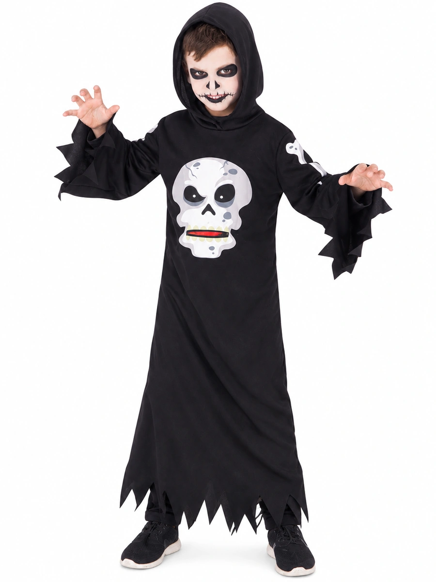 Bambino in costume da teschio con tunica nera e cappuccio, vista frontale.