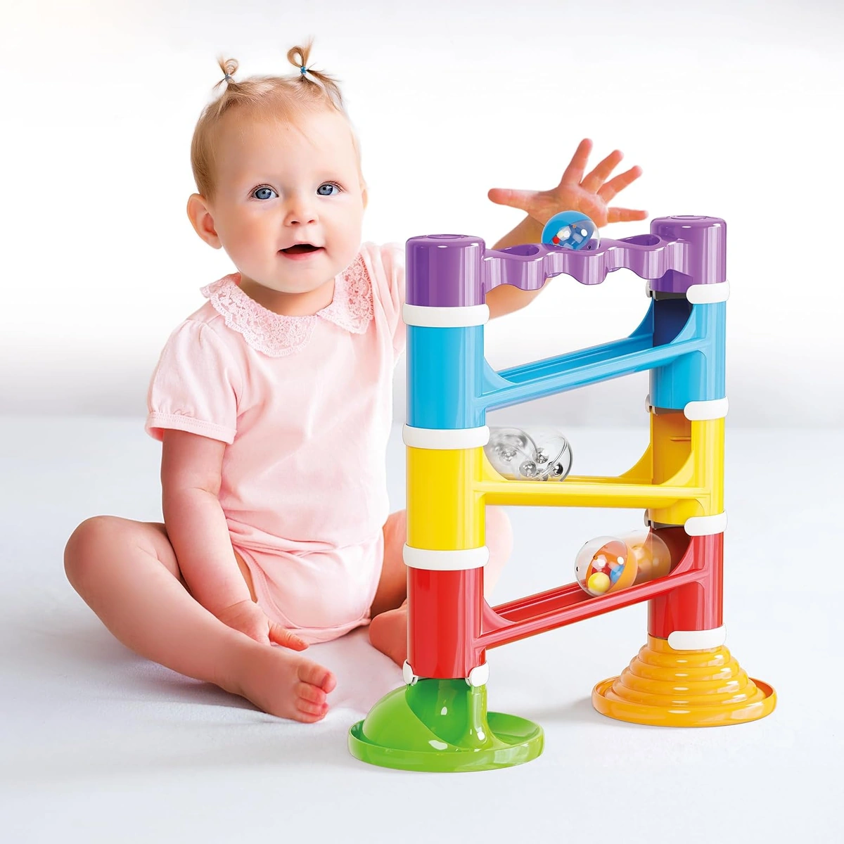 Bambina seduta accanto alla pista Migoga Tower Sound