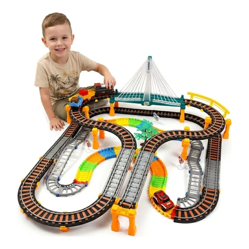 Pista Woopie 30425 con trenino, macchinina, viadotto e bambino su fondo bianco