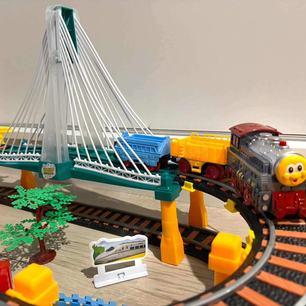 Viadotto con pilastri e locomotiva Woopie