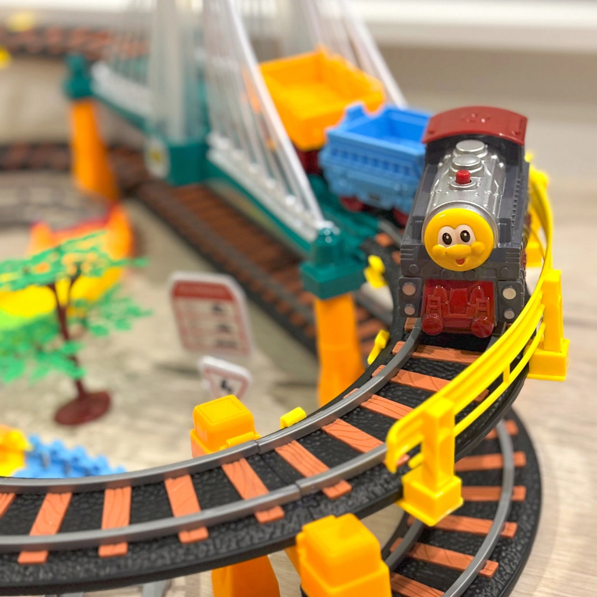 Locomotiva Woopie in curva accanto al ponte