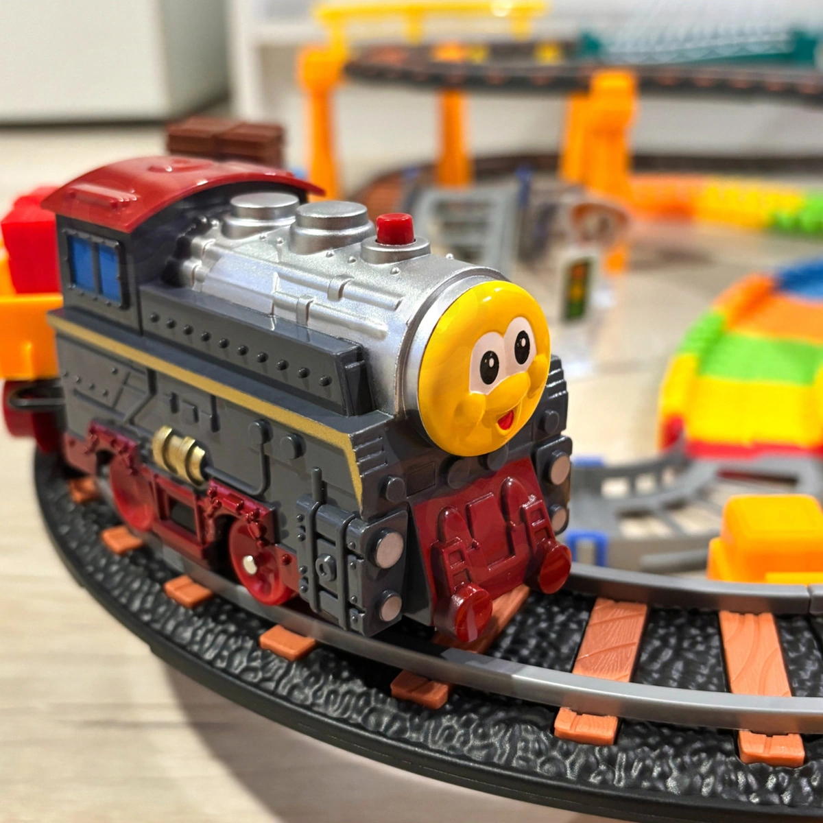 Primo piano della locomotiva Woopie sui binari