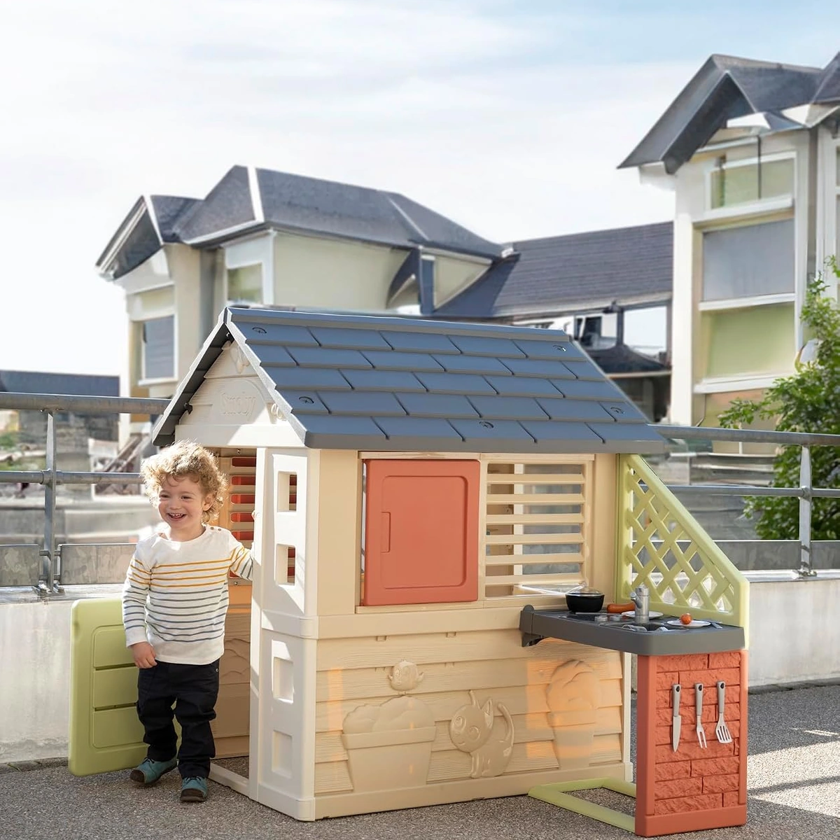 Casetta Smoby Life Natura con porta aperta e bambino su terrazzo