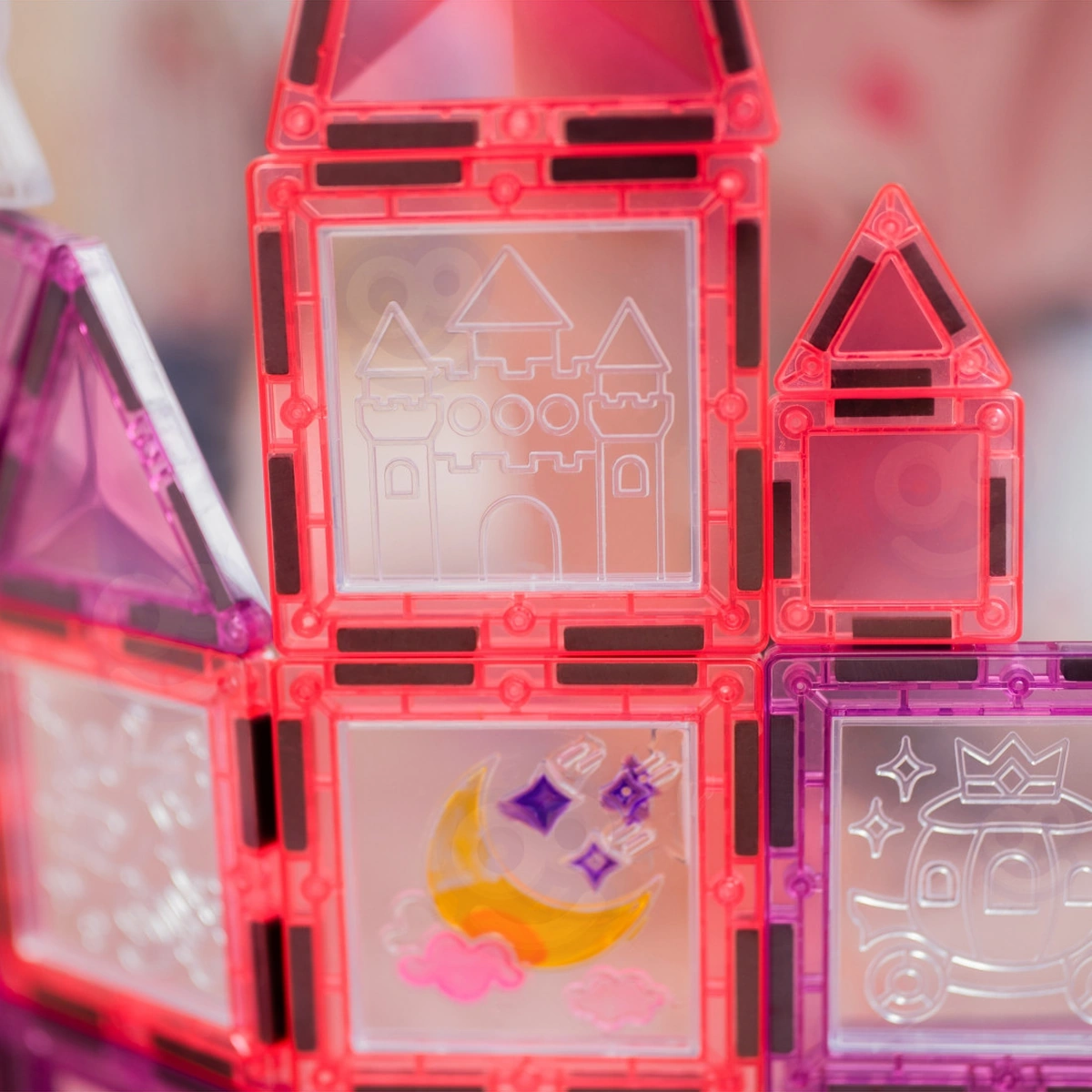 Dettaglio del castello con pannelli rosa e viola decorati