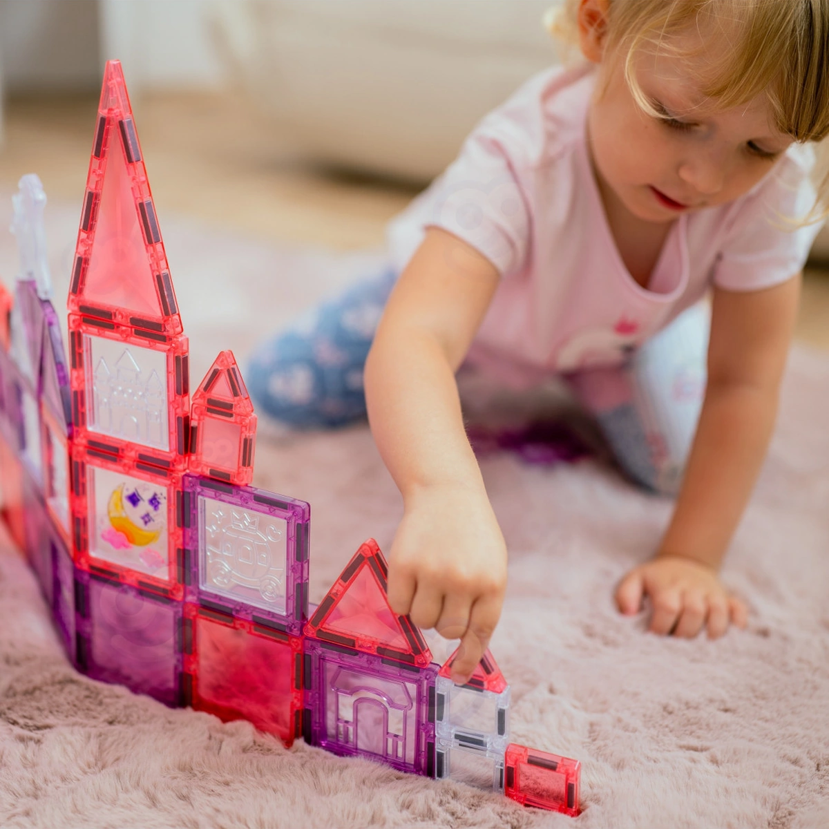 Bambina gioca con le pareti del castello magnetico