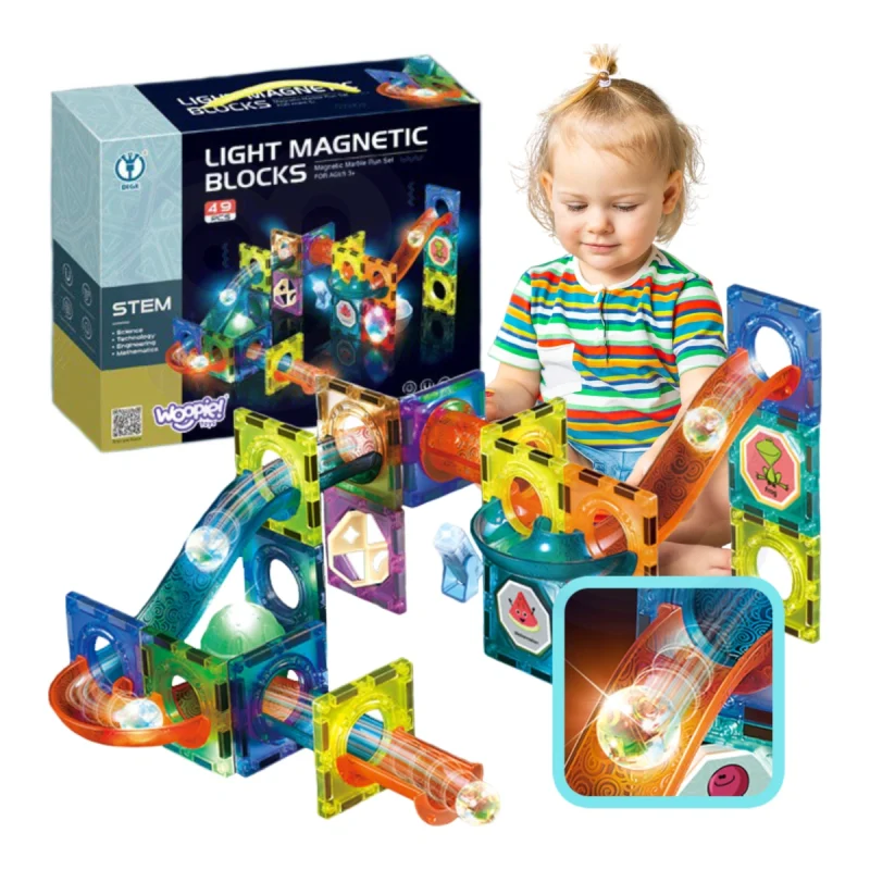 Presentazione della pista luminosa Woopie con bambina e confezione