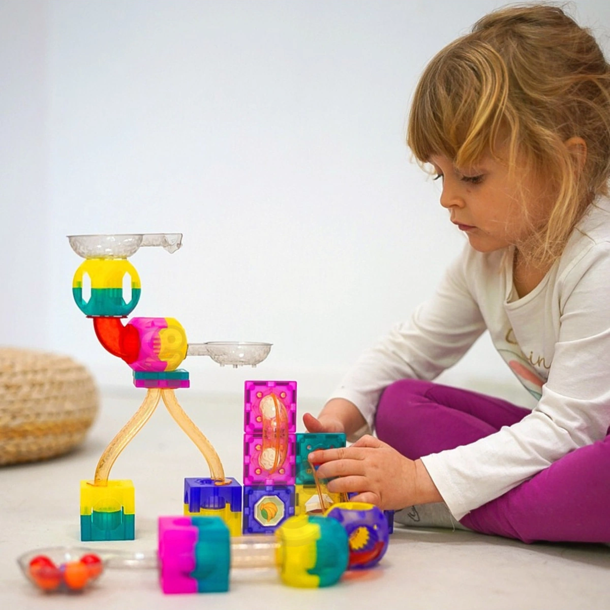 Bambina gioca con la pista magnetica per biglie Woopie