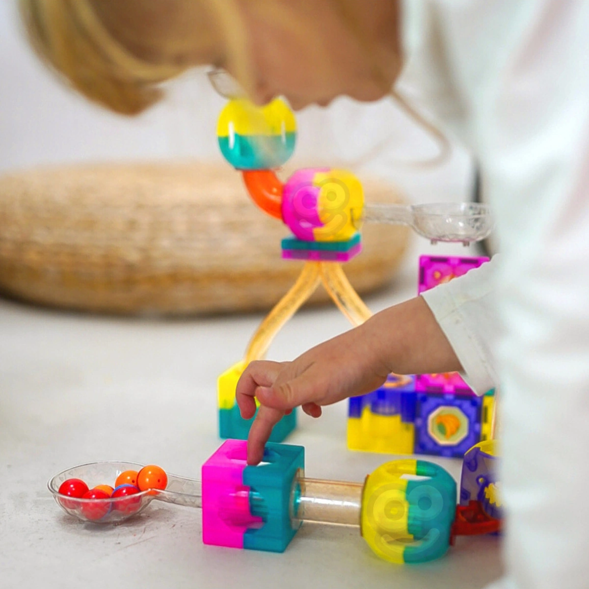 Bambino collega gli elementi della pista magnetica