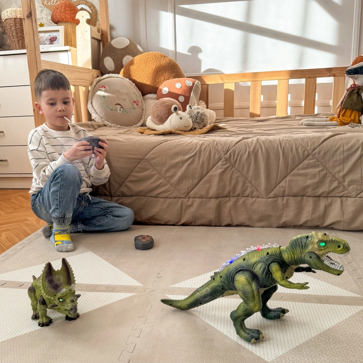 Triceratopo accanto a un altro dinosauro non incluso