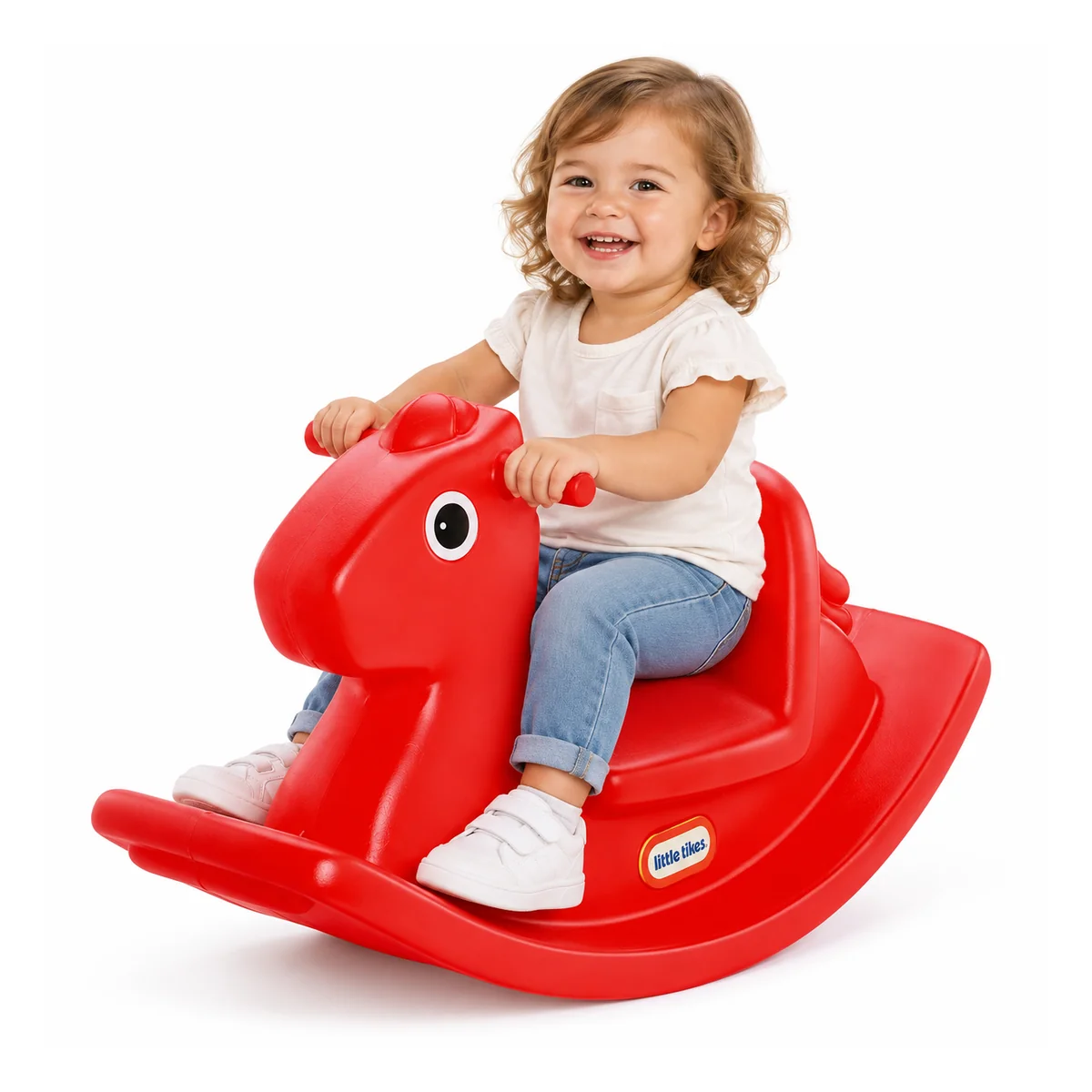 Bambina sorridente seduta sul dondolo rosso, mani sulle maniglie e piedi appoggiati sulla base curva