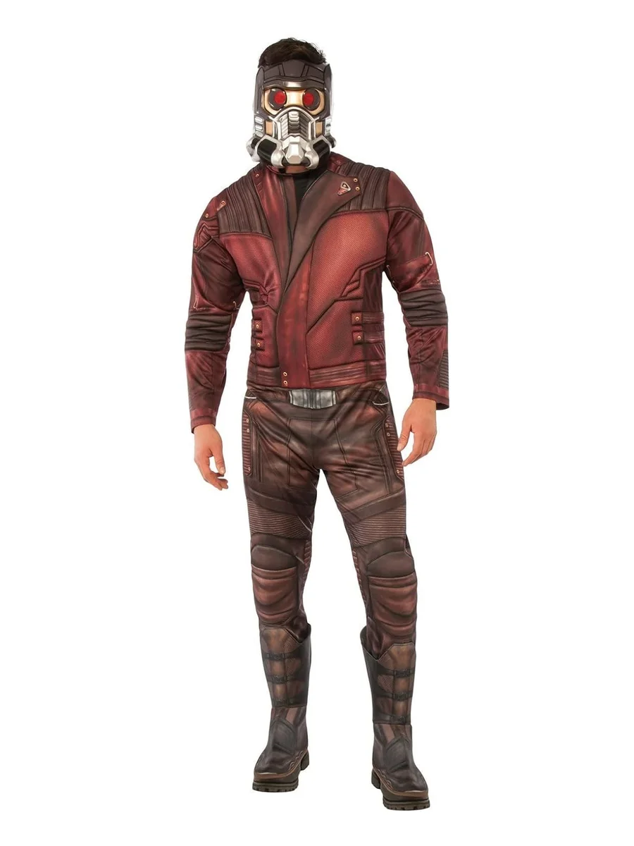 Uomo in piedi con il costume Star Lord completo, tuta bordeaux e marrone, maschera e stivali