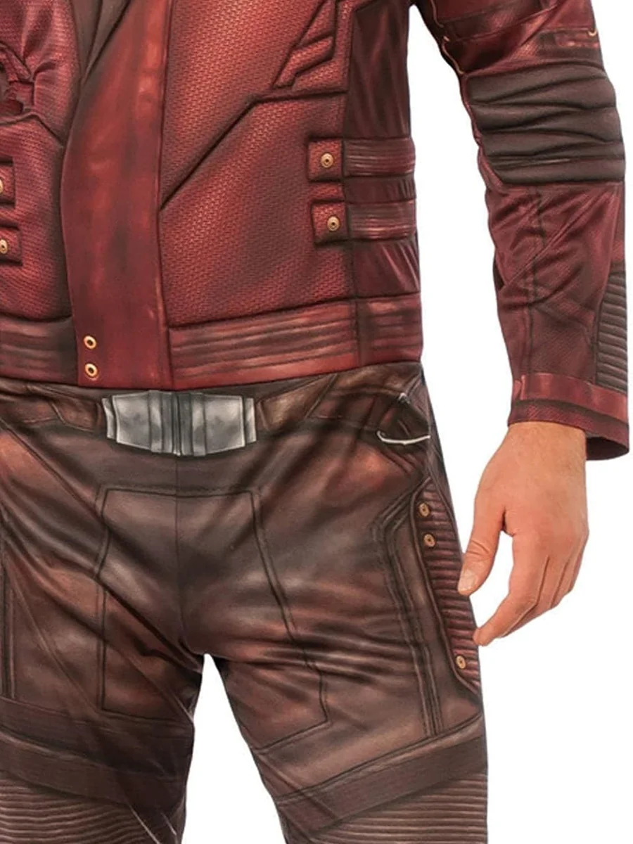 Dettaglio di cintura grigia, bottoncini dorati e manica della tuta stampata del costume Star Lord