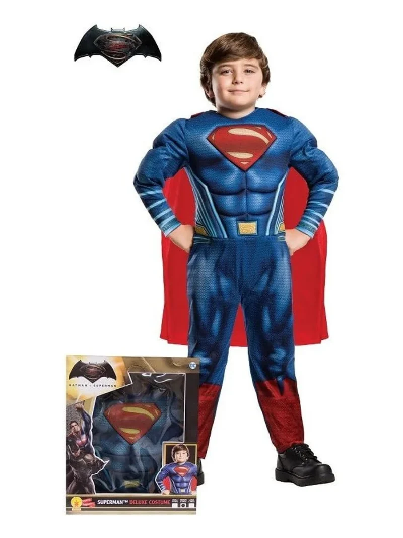 Costume Superman bambino deluxe con muscoli e mantello rosso indossato da un bambino, accanto alla confezione