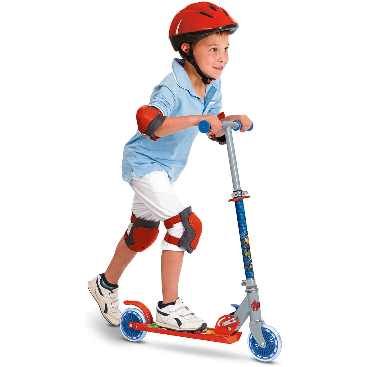 Bambino con casco e protezioni mentre usa il monopattino Avengers Mondo a due ruote.